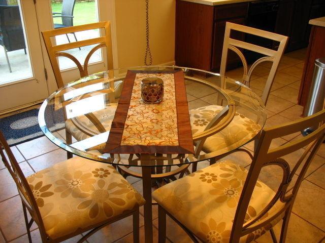 Kitchen table 42' with 4 chairs