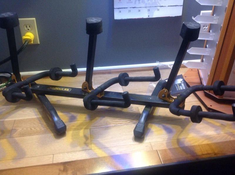 Hercules triple guitar stand