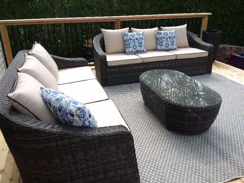Gorgeous outdoor patio set, Retails for over $3500!