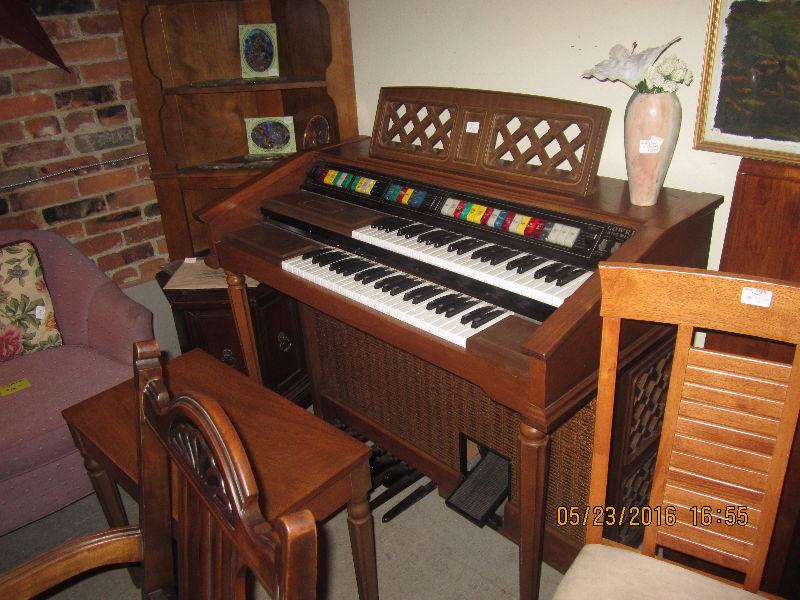 Lowrey Electric Organ in excellent working condition