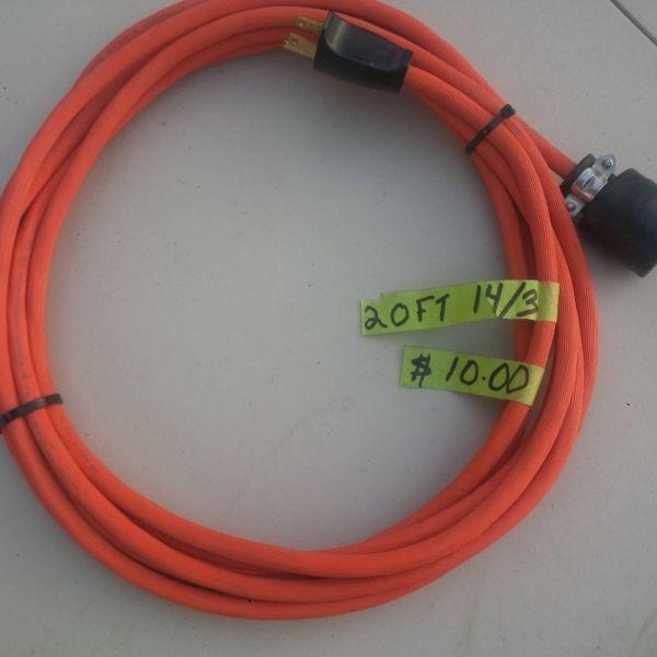 20 FOOT 14 GUAGE 3 WIRE OUTDOOR EXTENSION CORD IN GOOD CONDITION