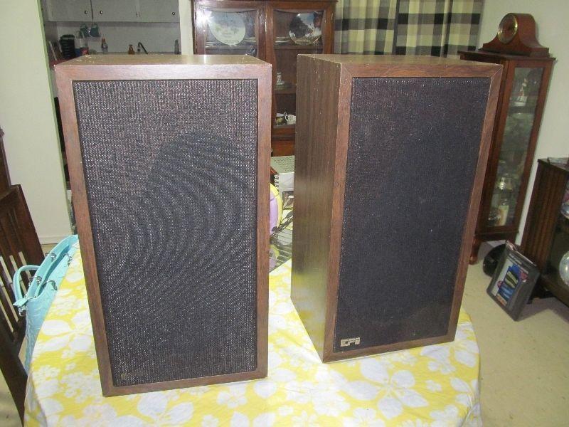 FAMOUS EPI M100 Speakers