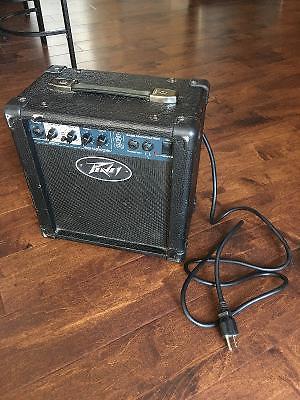 GUITAR AMPLIFIER WITH OUTPUT PLUG/WIRE