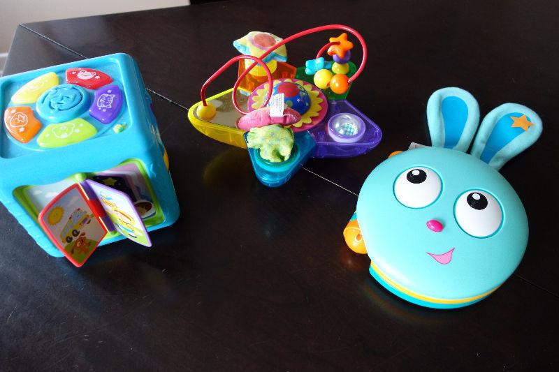 Trois jouets électroniques pour enfant entre 3 mois et 2 ans