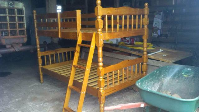 BUNK BED CAN BE SEPARATED INTO TWO TWIN BEDS