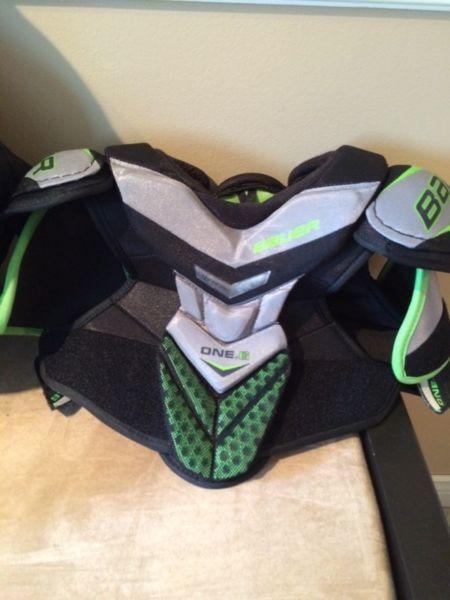 Bauer junior one.6 chest protector