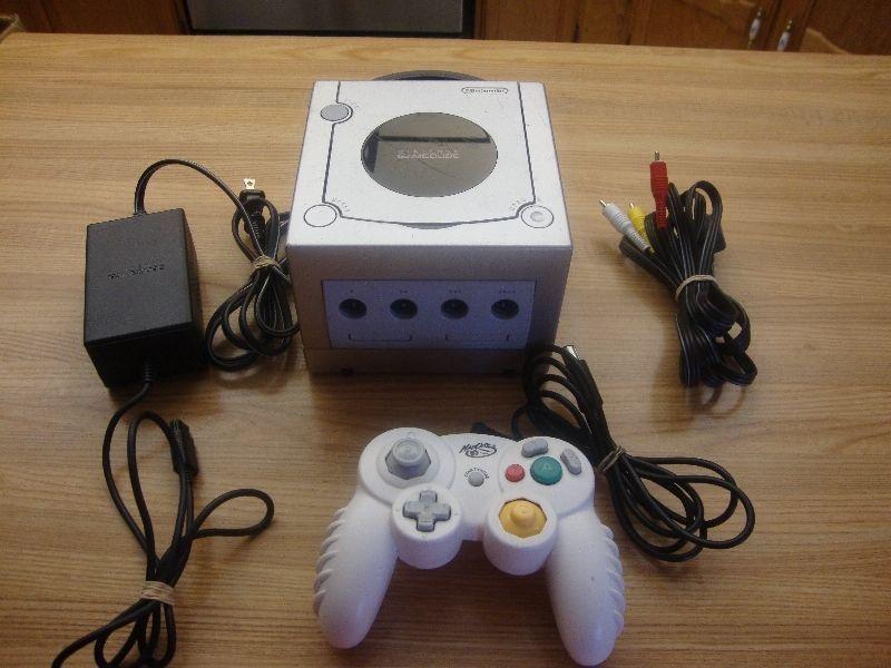 WORKING SILVER GAMECUBE COMPLETE W/ ONE WHITE MADCATZ CONTROLLER