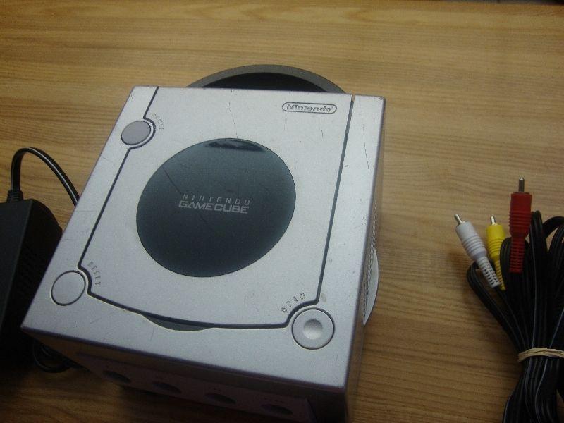 WORKING SILVER GAMECUBE COMPLETE W/ ONE WHITE MADCATZ CONTROLLER