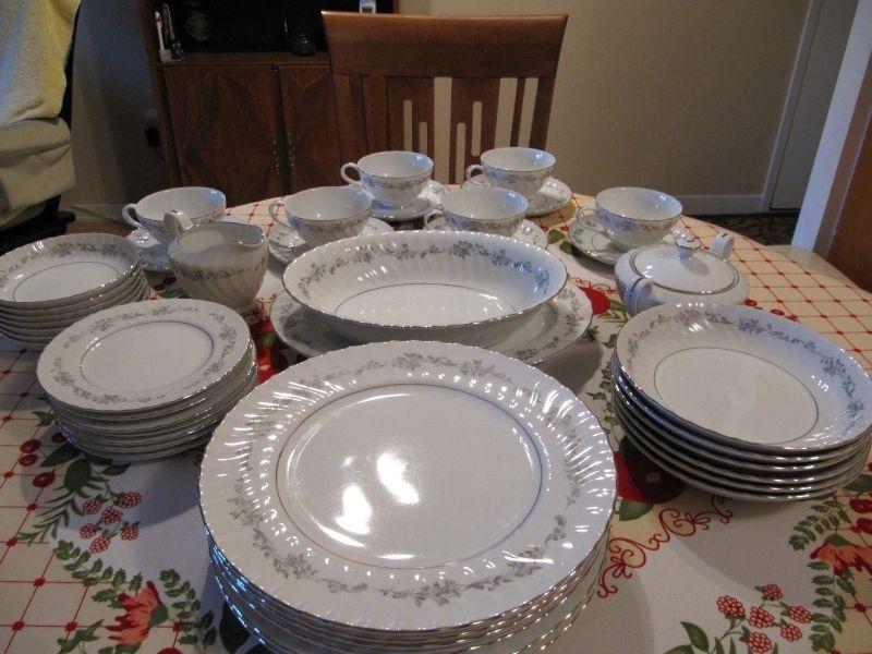 Set de vaisselle en porcelaine pour 6 personnes comme neuf