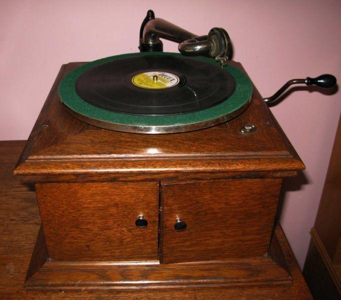 Very Old RCA Victor Talking Machine /gramophone / phonograph