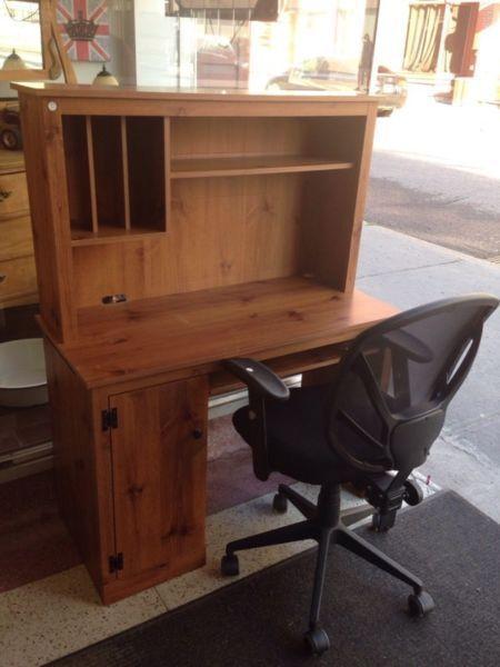 Bureau ordinateur avec chaises livrer