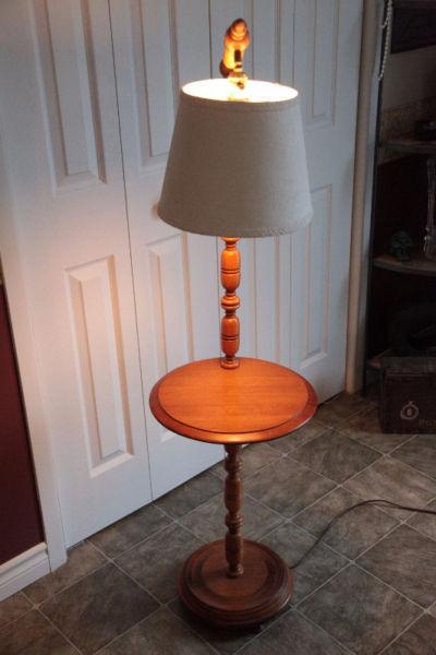 Lampe sur table ronde style Antique 55 pouces total. LIVRAISON