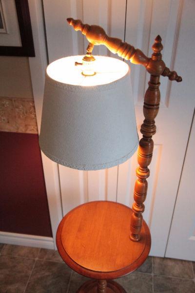 Lampe sur table ronde style Antique 55 pouces total. LIVRAISON