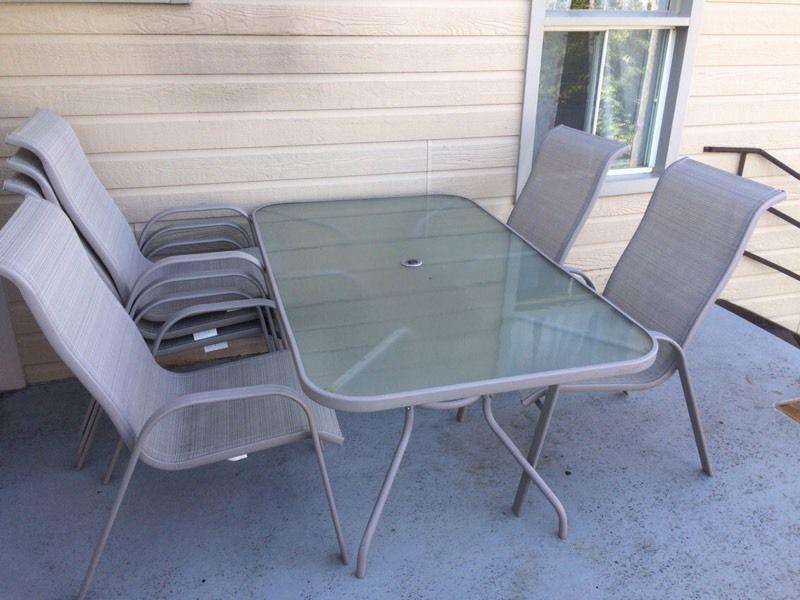 Table patio avec 6 chaises