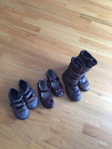 Wanted: Bottes et souliers petite fille Gr 29. Acheté chez Browns
