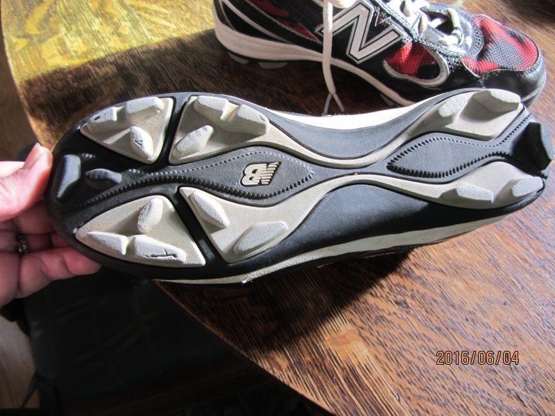 Youth Baseball Shoes - Size 5 1/2