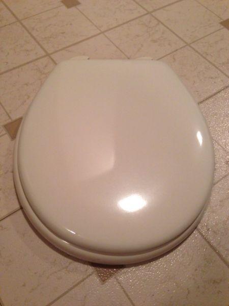 Bemis Round Wood Toilet Seat - Easy Clean