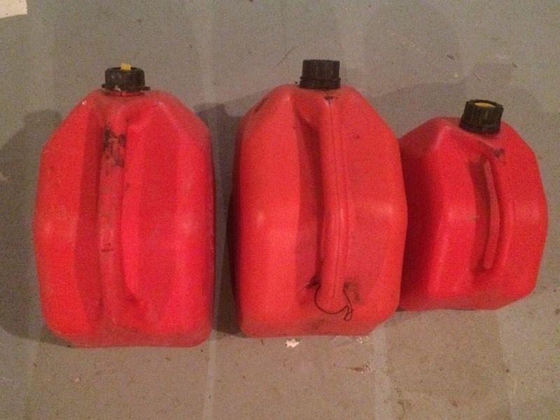 3 Gas cans