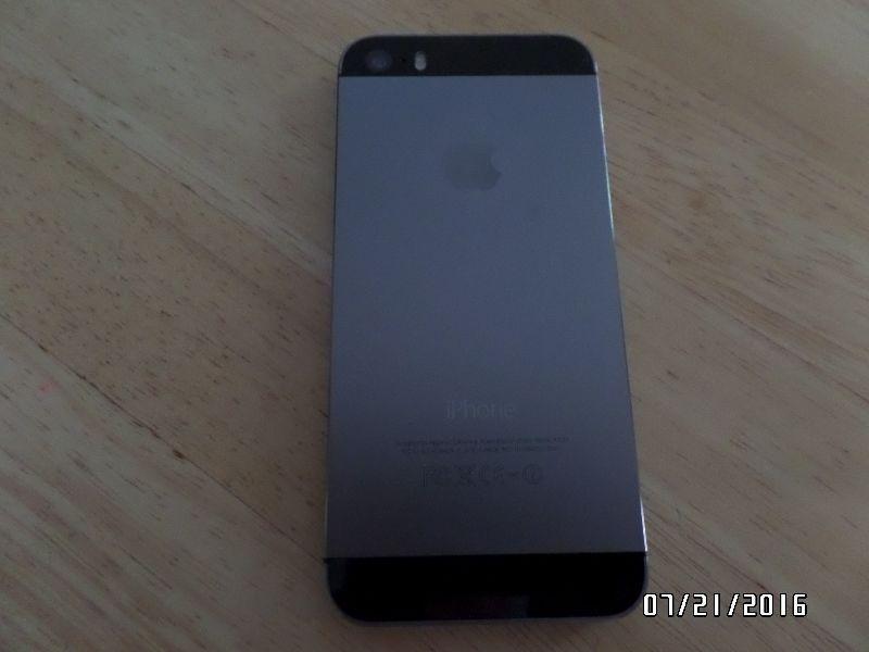 16GB iPhone 5S Mint Condition with New Case on SaskTel