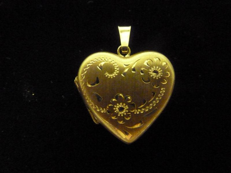 10K Yellow Gold Heart Locket - Excellent Condition