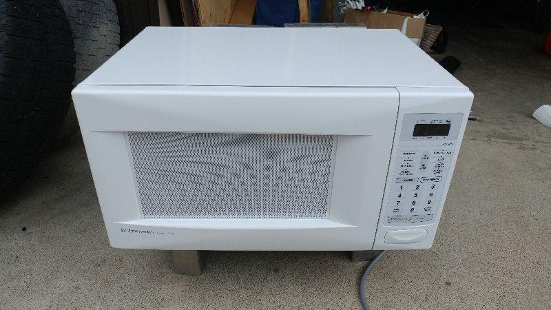 Emerson 900W Microwave