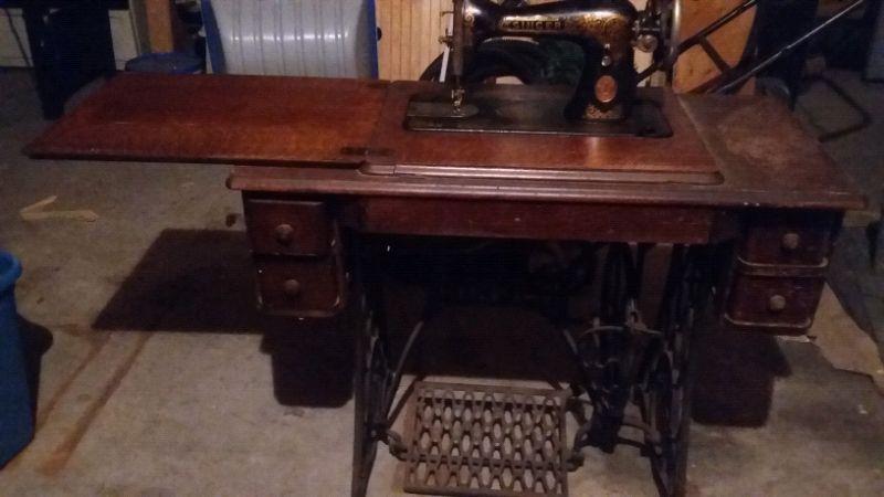 Beautiful Singer Antique Sewing Machine