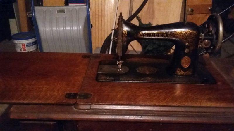 Beautiful Singer Antique Sewing Machine