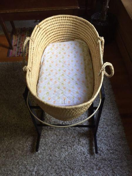 Classic bassinet with rocker base