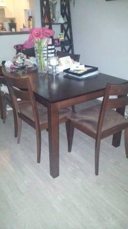 Excellent Condition Dining Table & 4 Chairs