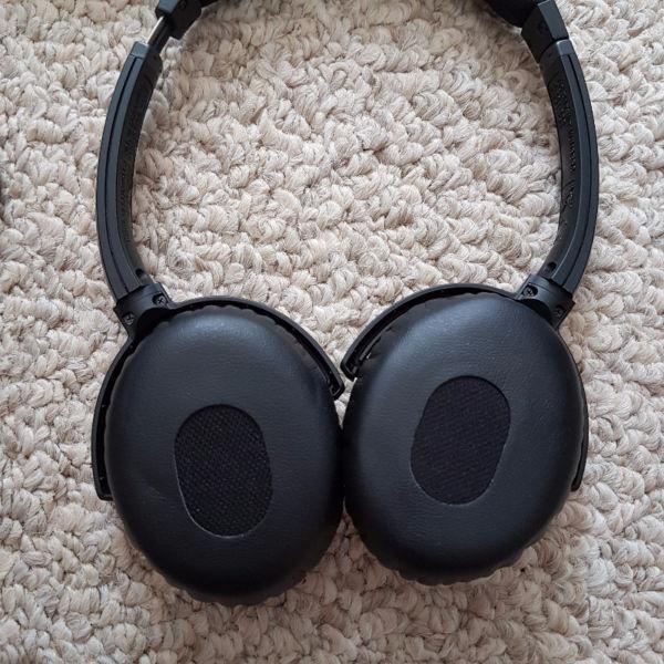 Bose Noise Cancelling QC3 w/ extra battery & 4 extra ear pads