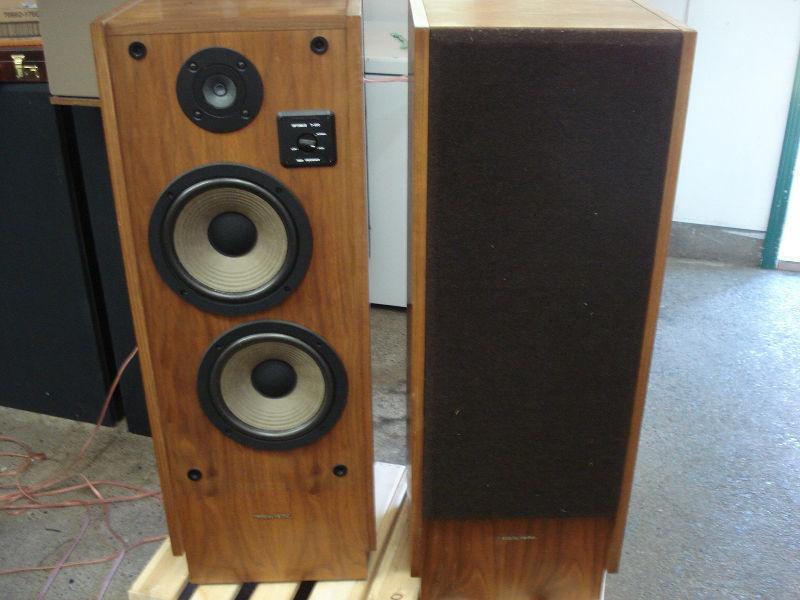 Vintage REALISTIC Optimus T-100 Speakers