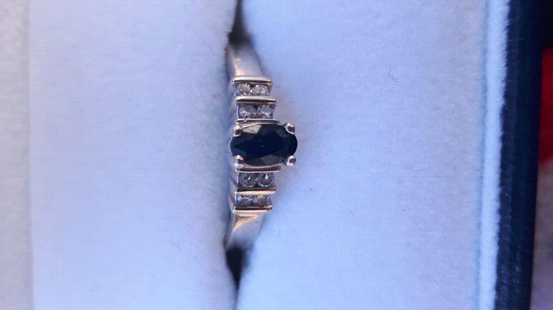 Gorgeous 10 qt white gold ring with sapphire and 8 diamonds