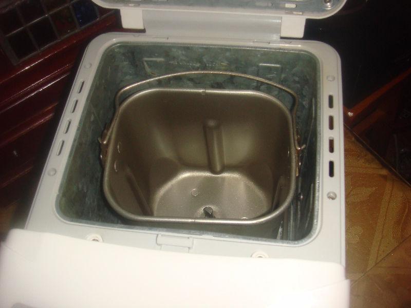 LIKE NEW BLACK AND DECKER BREAD MAKER (NEEDS PADDLE)