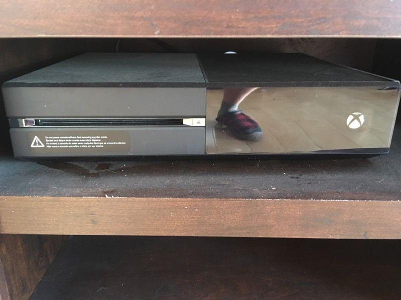 Xbox one hardly used, collecting dust