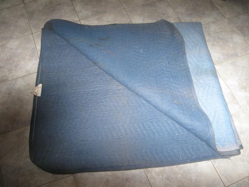 .ONE LARGE QUILTED NEW HAVEN FURNITURE MOVING PAD