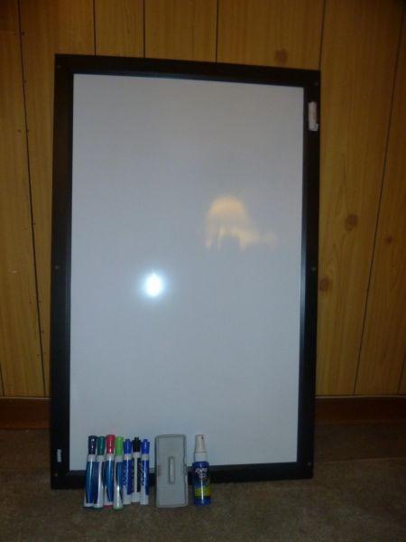Whiteboard (ca. 90x60cm), incl. screws, markers, eraser, cleaner