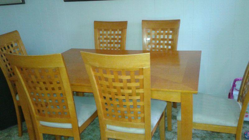 DINNING ROOM TABLE AND 6 CHAIRS