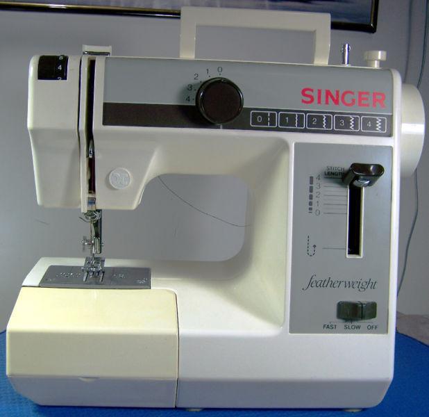 FREE-ARM SINGER 322 COMPACT FEATHERWEIGHT SEWING MACHINE
