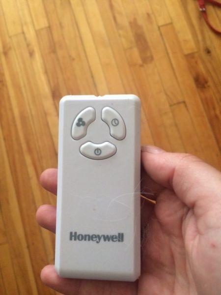 Honeywell Quickset Stand fan with remote