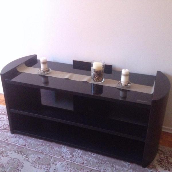 CHIC TV STAND WITH GLASS SHELVES / PET FREE/ SMOKE FREE