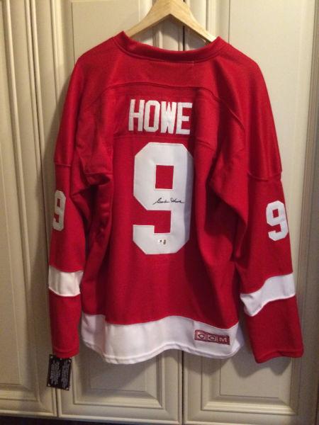 Detroit Red Wings Gordie Howe - Signed!