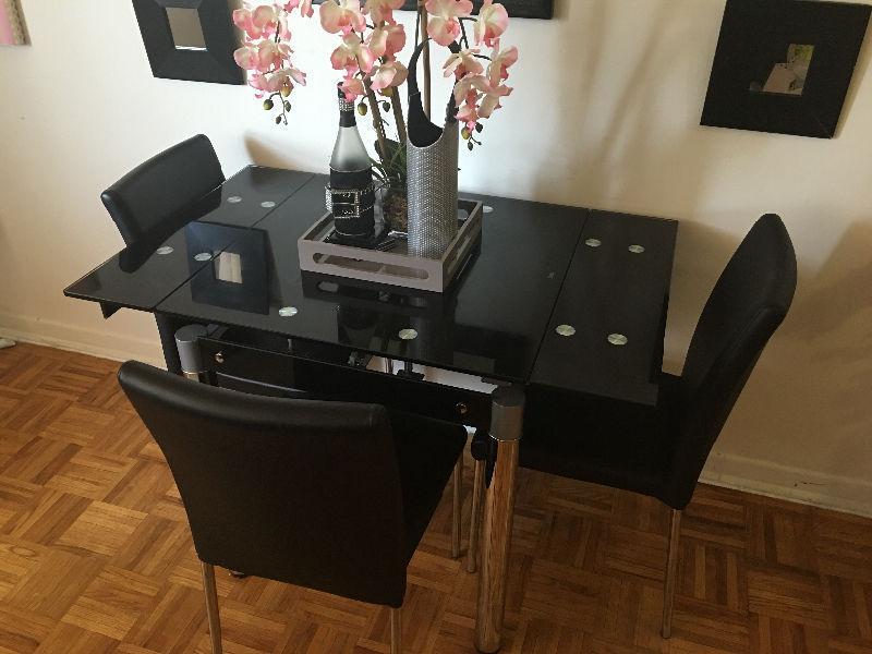Tempered glass dinning room table set plus FREE EXTRA CHAIR