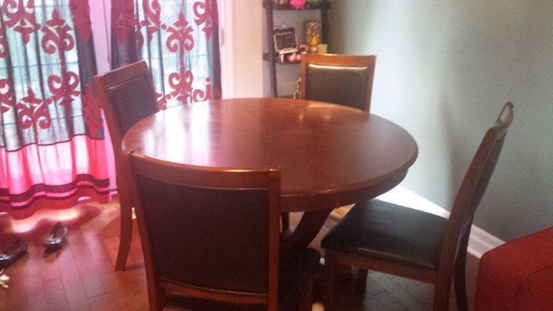 Circle table with 4 chairs