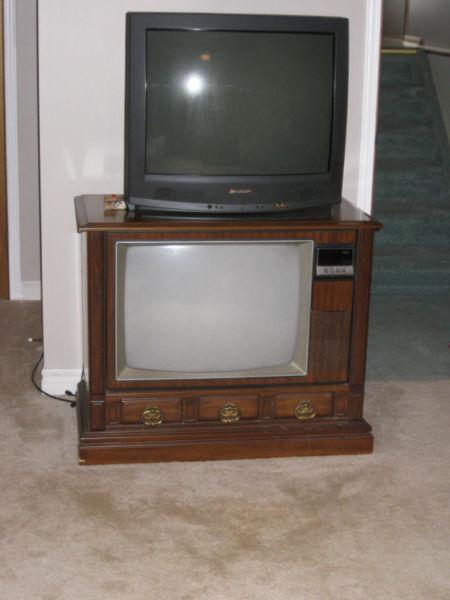 Two older TV 32 In. Both in Very Good Working Condition