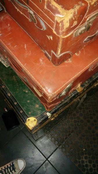VINTAGE TRAVEL LUGGAGE/COFFEE TABLES/STAKED
