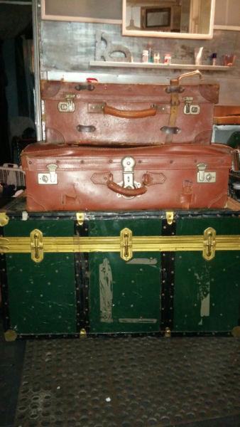 VINTAGE TRAVEL LUGGAGE/COFFEE TABLES/STAKED