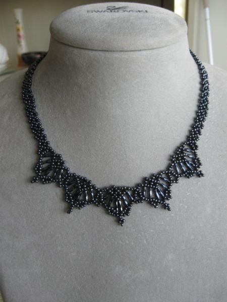 EXQUISITE BLUE- BLACK BEADED CHOKER-STYLE NECKLACE