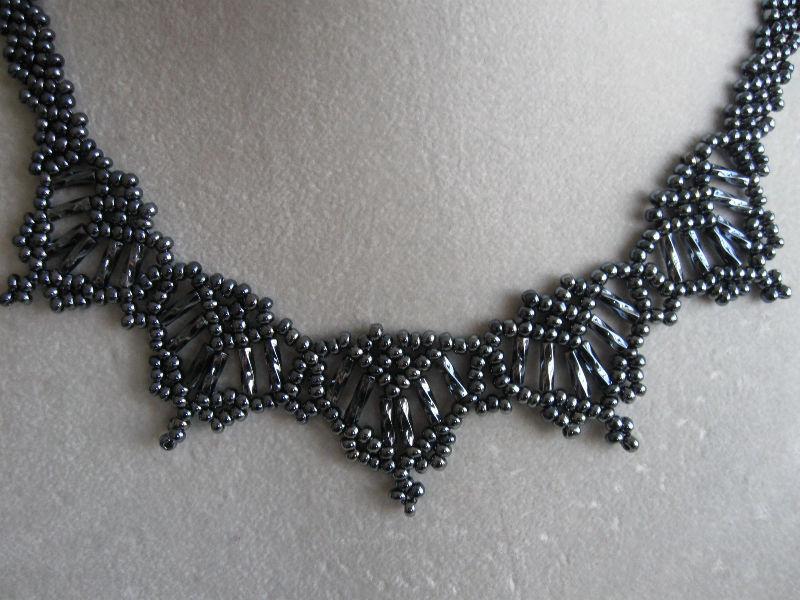 EXQUISITE BLUE- BLACK BEADED CHOKER-STYLE NECKLACE