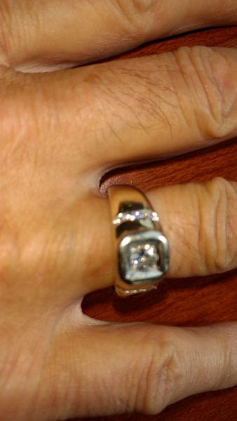 Man's yellow gold ring centre diamond and 8 diamonds on sides