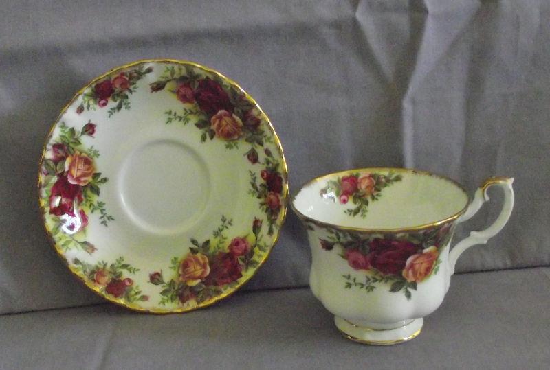 ROYAL ALBERT OLD COUNTRY ROSES FOOTED CUP & SAUCER $7.00